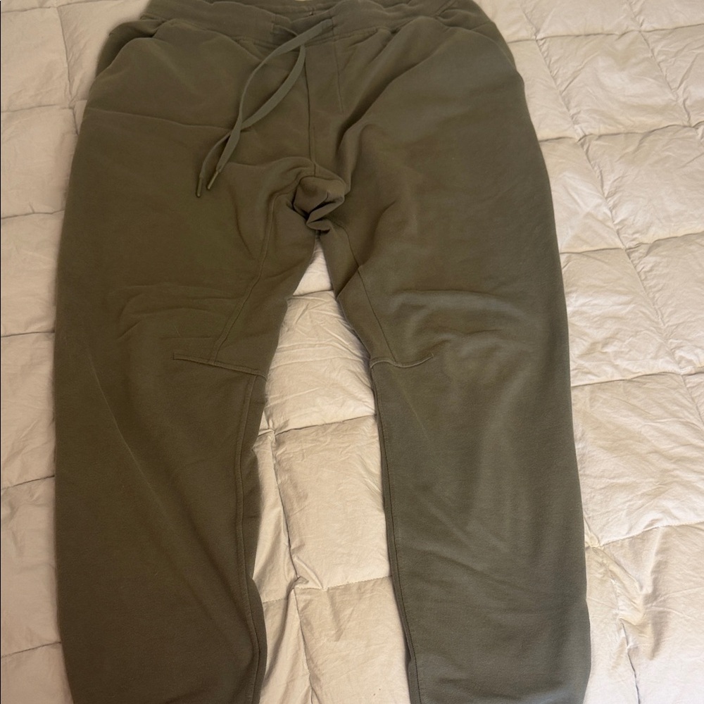 Lululemon mens Olive Green Jogger Pants sz L‎